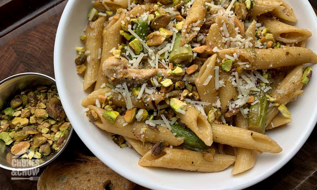 Pasta with Pistachios, Asparagus and Chicken in Cream Sauce